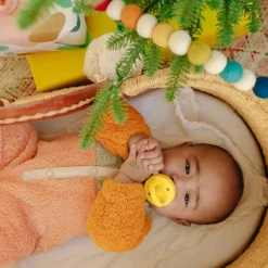 Morepeas Flip & Store Pacifier Outlet